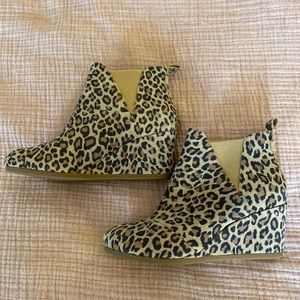 TOMS Women’s leopard print wedge booties, Size 9